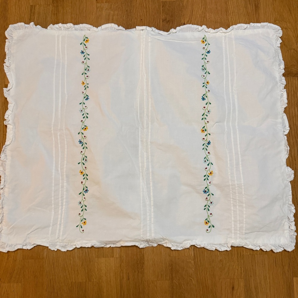 Two White Floral Embroidered Cotton Ruffle Trim Shams Country Farmhouse - Picture 2 of 10
